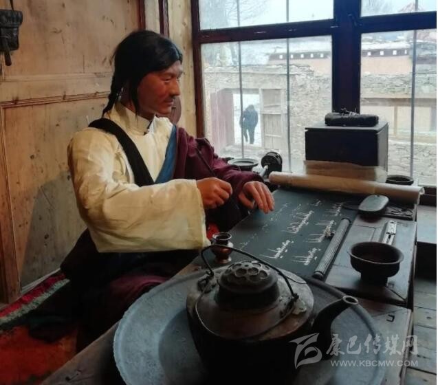 千户藏寨精美蜡像馆还原康巴人过去的生活