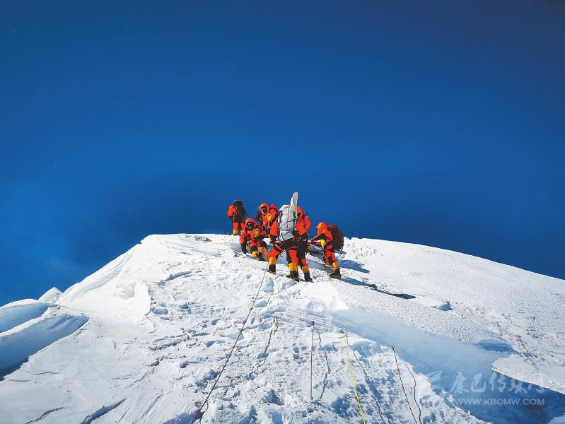 为珠峰量身高中国测量登山队成功登顶地球之巅