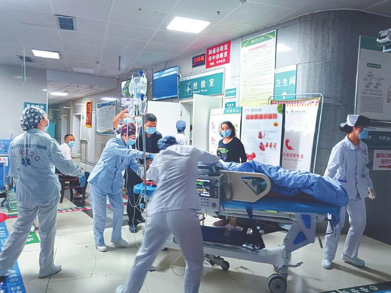 这一夜,医院全员值守抢救伤员-党政要闻-康巴传媒网