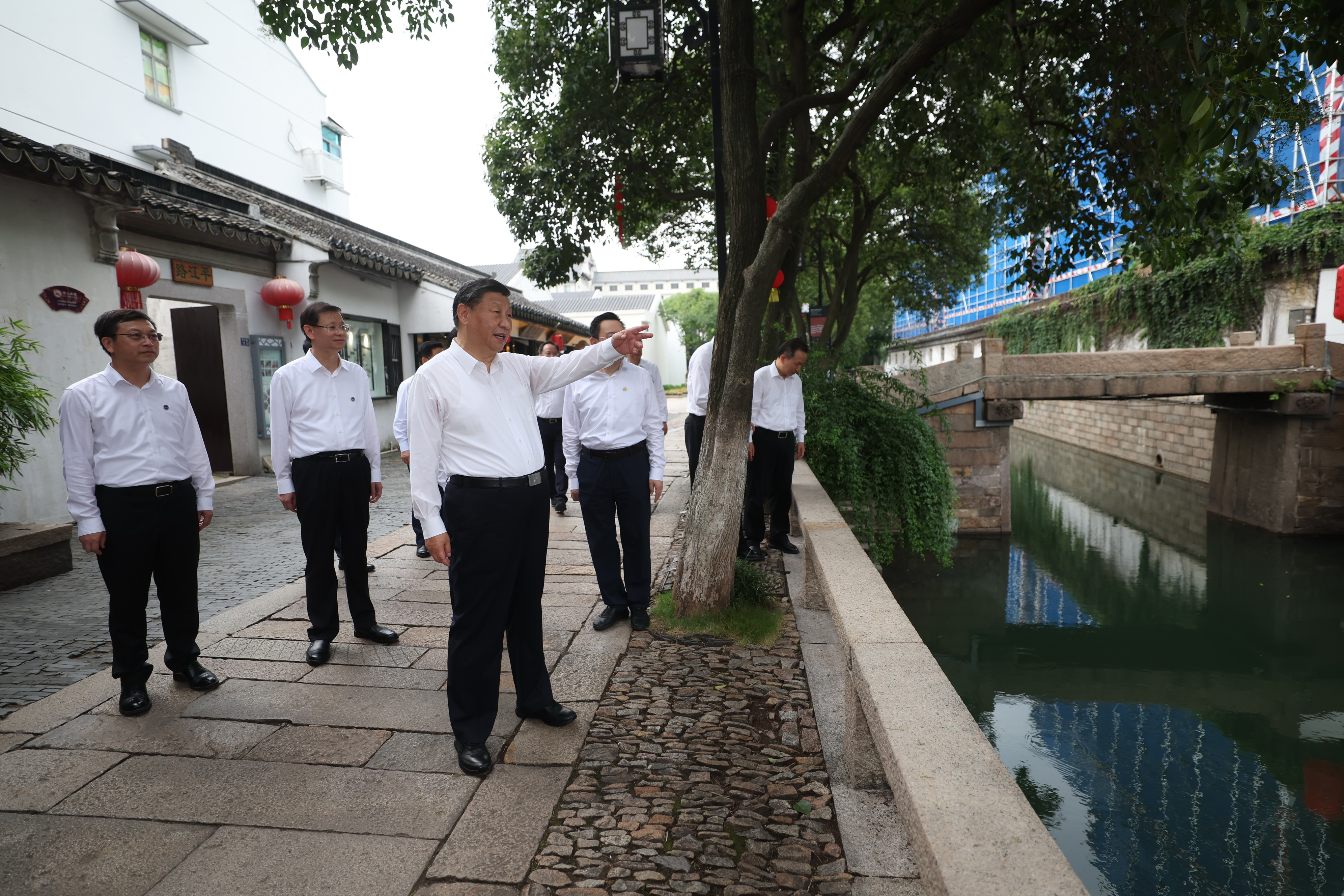 2023年7月6日，习近平在苏州平江历史文化街区考察。